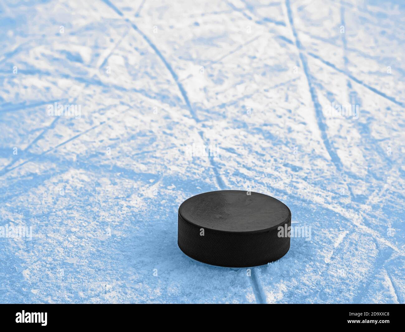 Palet sur la surface bleue de la patinoire de hockey sur glace Photo Stock  - Alamy