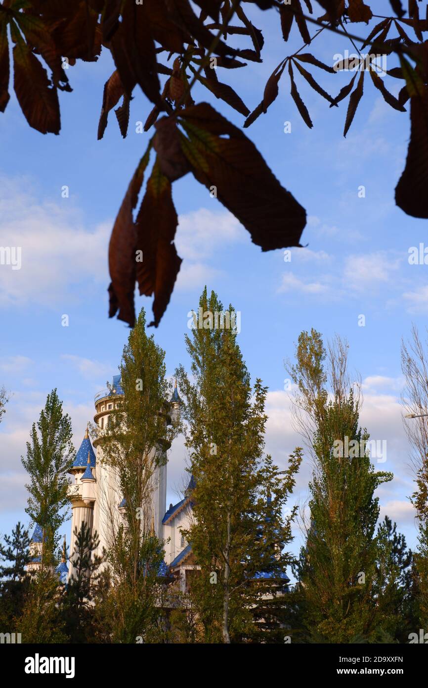 Château de conte de fées agrandi de loin Banque D'Images