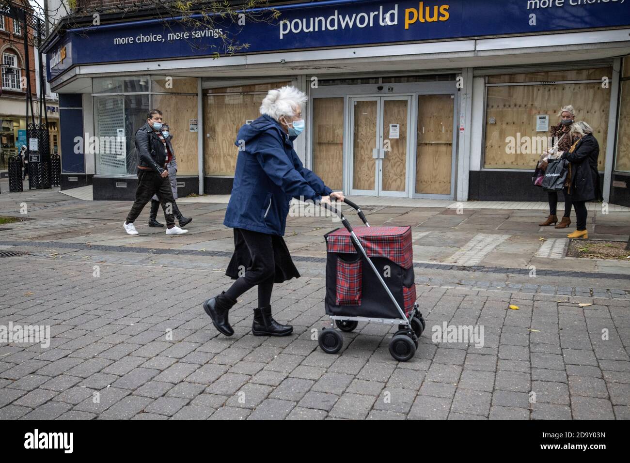 Monté à bord de Poundworld plus, montrant des signes de récession dans les rues hautes de Grande-Bretagne, Gravesend, nord-ouest du Kent, Angleterre, Royaume-Uni Banque D'Images