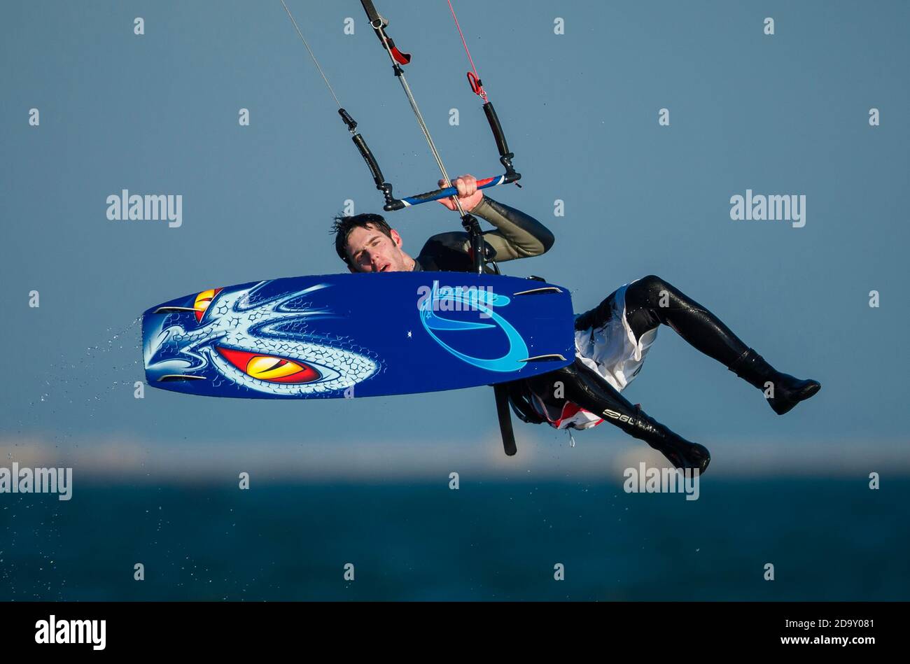 Kitesurfer in action, Dorset, Angleterre, Royaume-Uni. Banque D'Images