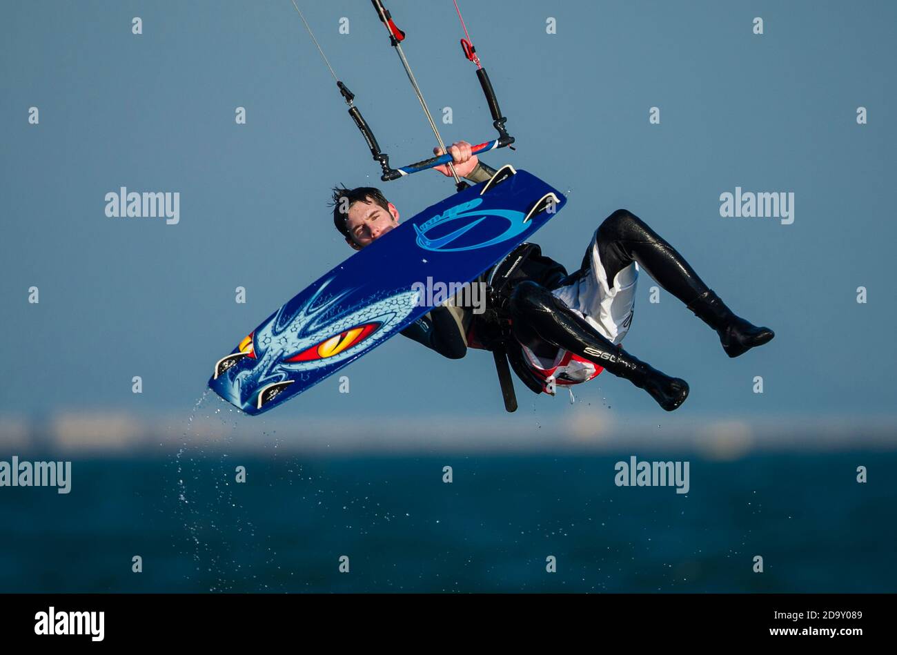 Kitesurfer in action, Dorset, Angleterre, Royaume-Uni. Banque D'Images