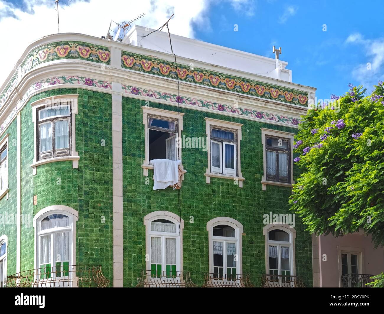 La beauté du Portugal - célèbre bâtiment de carrelage vert dans Lagos avec des azulejos célèbres Banque D'Images