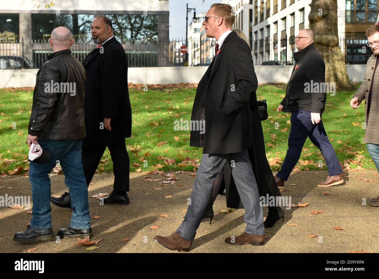 Hyde Park Corner, Londres, Royaume-Uni. 8 novembre 2020. Dimanche du souvenir : Laurence Fox, chef du Parti de la récupération, au Royal artillerie War Memorial à Hyde Park Corner, aux côtés des vétérans et des supporters. Crédit : Matthew Chattle/Alay Live News Banque D'Images