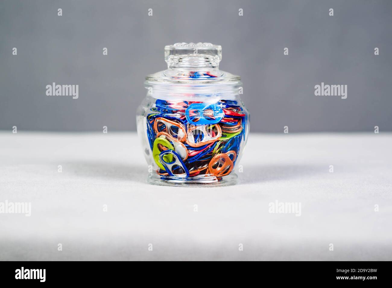 une vue large d'un pot de boîte multicolore tirez sur les languettes Banque D'Images
