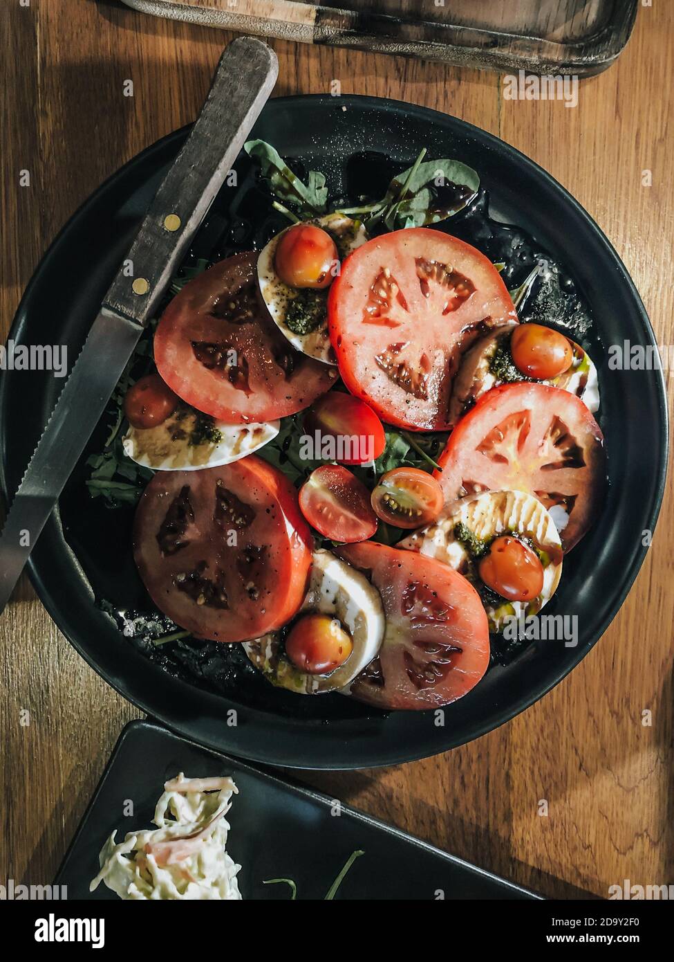 La salade Caprese est une simple cuisine italienne, faite de tranches de mozzarella fraîche. Banque D'Images