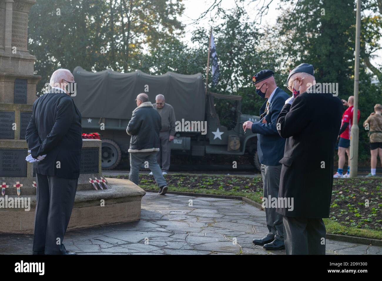 Brentwood Essex 8 novembre 2020 rassemblement impromptu du public et des anciens combattants au Mémorial de guerre de Brentwood pour l'Acte du souvenir à l'arrivée des couronnes du Conseil. Crédit : Ian Davidson/Alay Live News Banque D'Images