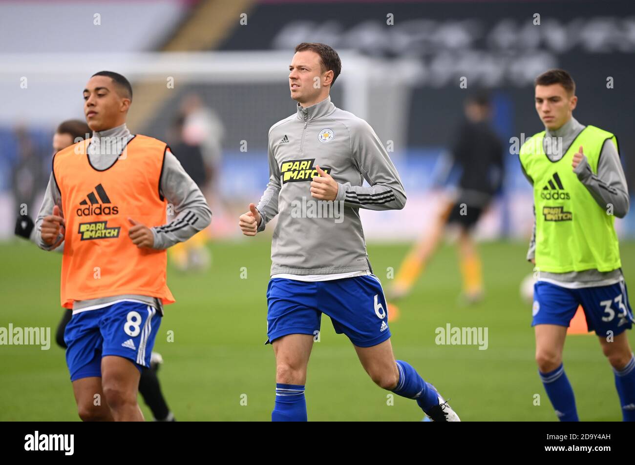 Youri Tielemans, Jonny Evans et Luke Thomas de Leicester City se préparent avant le match de la Premier League au King Power Stadium de Leicester. Banque D'Images