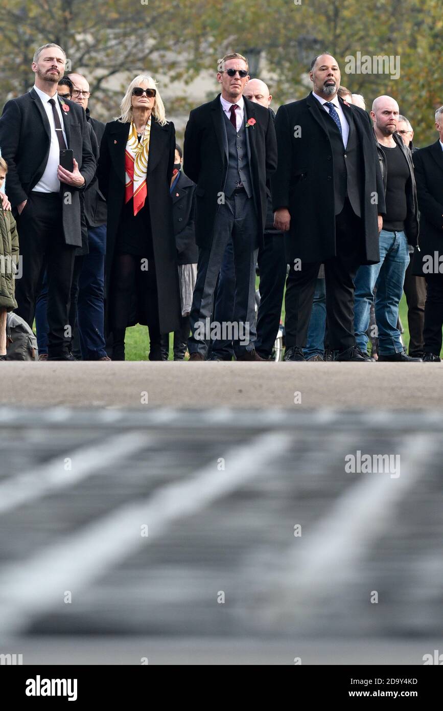 Hyde Park Corner, Londres, Royaume-Uni. 8 novembre 2020. Dimanche du souvenir : Laurence Fox, chef du Parti de la récupération, au Royal artillerie War Memorial à Hyde Park Corner, aux côtés des vétérans et des supporters. Crédit : Matthew Chattle/Alay Live News Banque D'Images