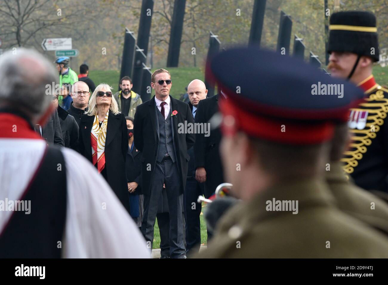 Hyde Park Corner, Londres, Royaume-Uni. 8 novembre 2020. Dimanche du souvenir : Laurence Fox, chef du Parti de la récupération, au Royal artillerie War Memorial à Hyde Park Corner, aux côtés des vétérans et des supporters. Crédit : Matthew Chattle/Alay Live News Banque D'Images