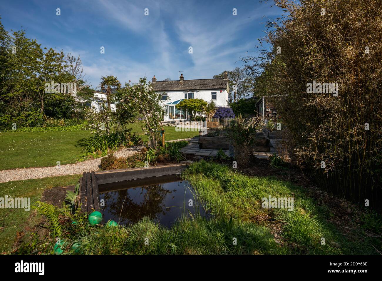 Maison et jardin; étang; printemps; Royaume-Uni Banque D'Images