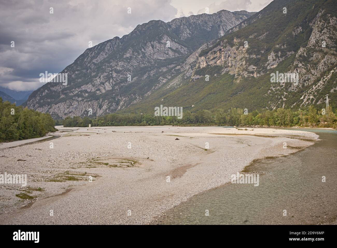 Venzone, Italie, août 2019. La rivière Tagliamento traverse le village avec  les montagnes en arrière-plan Photo Stock - Alamy