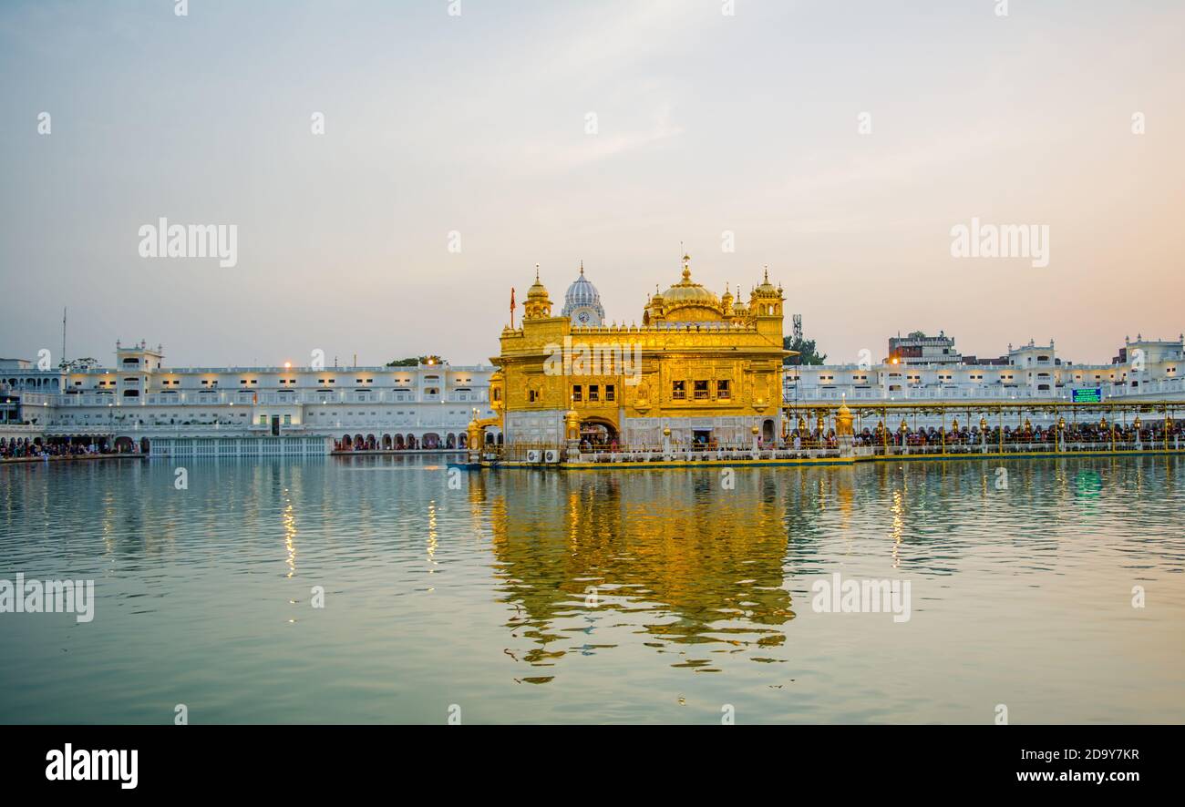 Le Harmindar Sahib, également connu sous le nom de Temple d'Or Amritsar. Lieu religieux des Sikhs. Temple d'or de Sikh gurdwara Banque D'Images