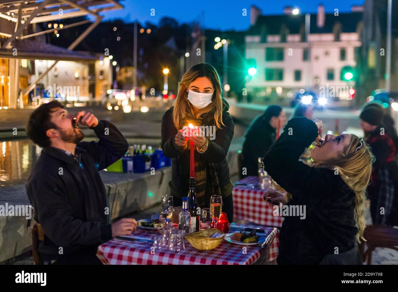 Le propriétaire du restaurant chez Jules, Pierre Lévicky, et le personnel servent aux couples un dîner aux chandelles devant le Parlement écossais. Cela met en évidence les problèmes actuels des restaurants qui à Edimbourg sont moins de niveau 3 et ne peuvent pas vendre de l'alcool avec la nourriture, ce qui est en plus des heures d'ouverture réduites pour la nourriture. Crédit: Euan Cherry Banque D'Images