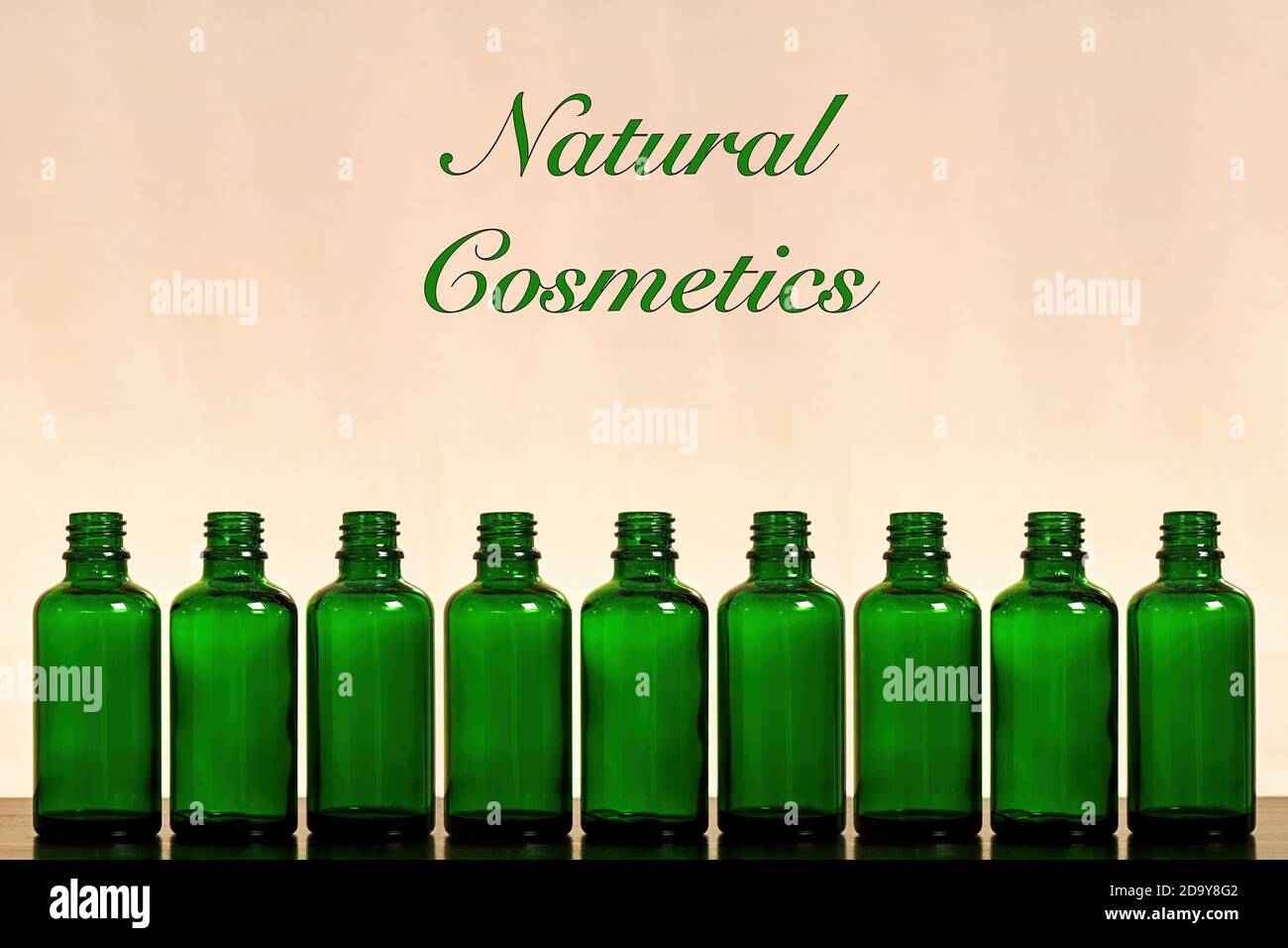 Beaucoup de bouteilles de cosmétiques en verre vert dans une rangée pour le shampooing naturel. Médecine traditionnelle et cosmétique à base de plantes. Espace de copie pour le texte publicitaire Banque D'Images