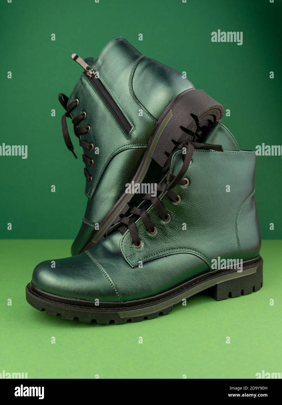 Chaussures en cuir vert. Bottes d'hiver et d'automne hors saison. Chaussure élégante isolée en arrière-plan. Gros plan. Lacets, semelle de tracteur, pour une durée de vie confortable. Décontracté Banque D'Images