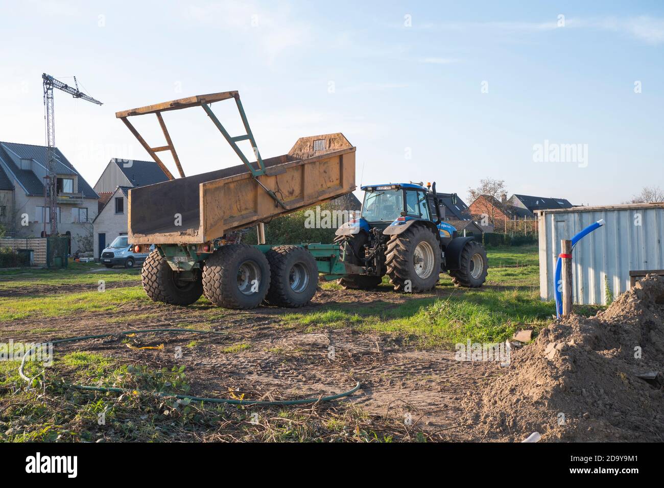 Sint Gillis Waas, Belgique, 7 novembre 2020, tracteur avec camion-benne sur un chantier de construction Banque D'Images