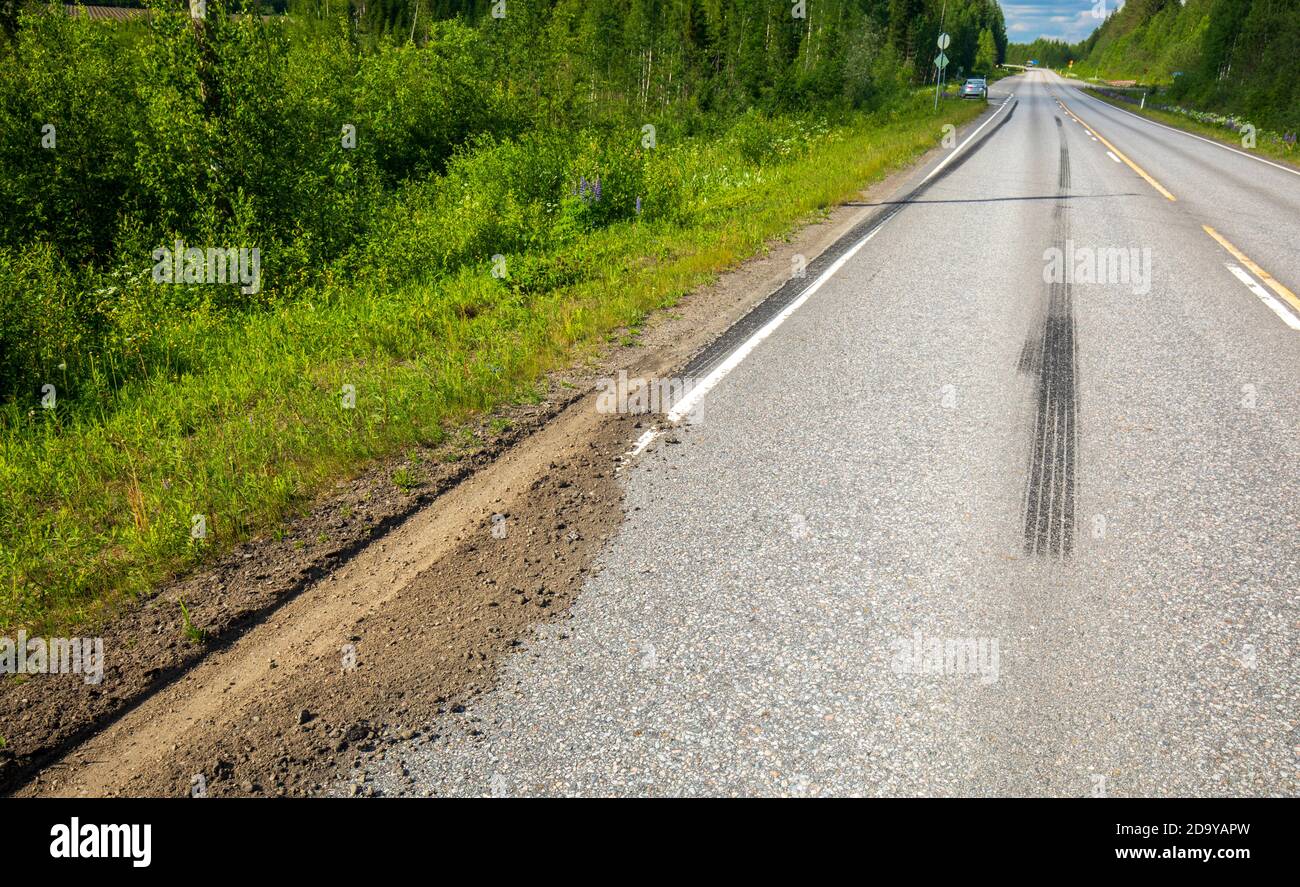 Très longues marques de palpage sur la surface du tarmac sur autoroute après un freinage brusque à l'été, en Finlande Banque D'Images