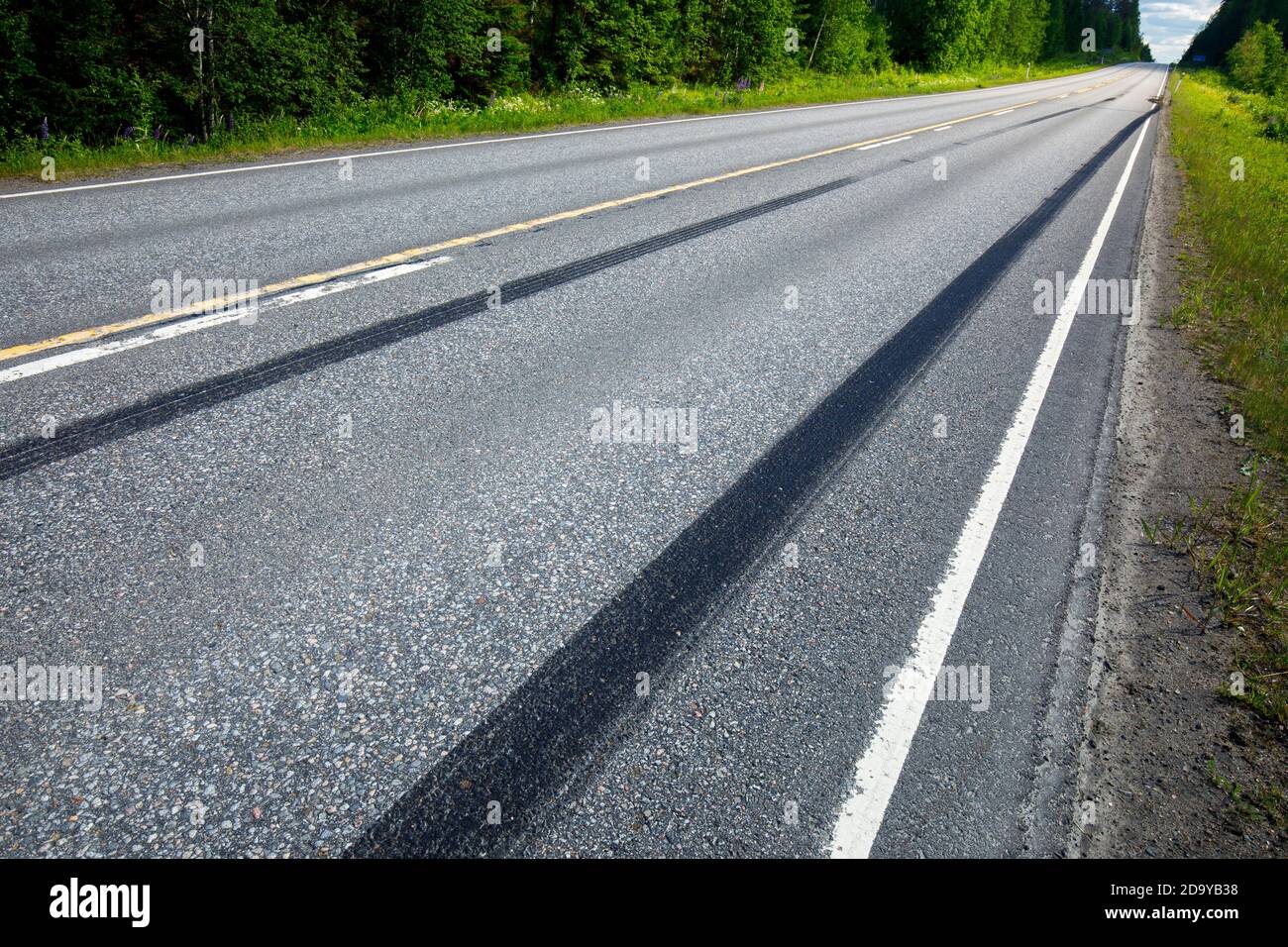 Très longues marques de palpage sur la surface du tarmac sur autoroute après un freinage brusque à l'été, en Finlande Banque D'Images