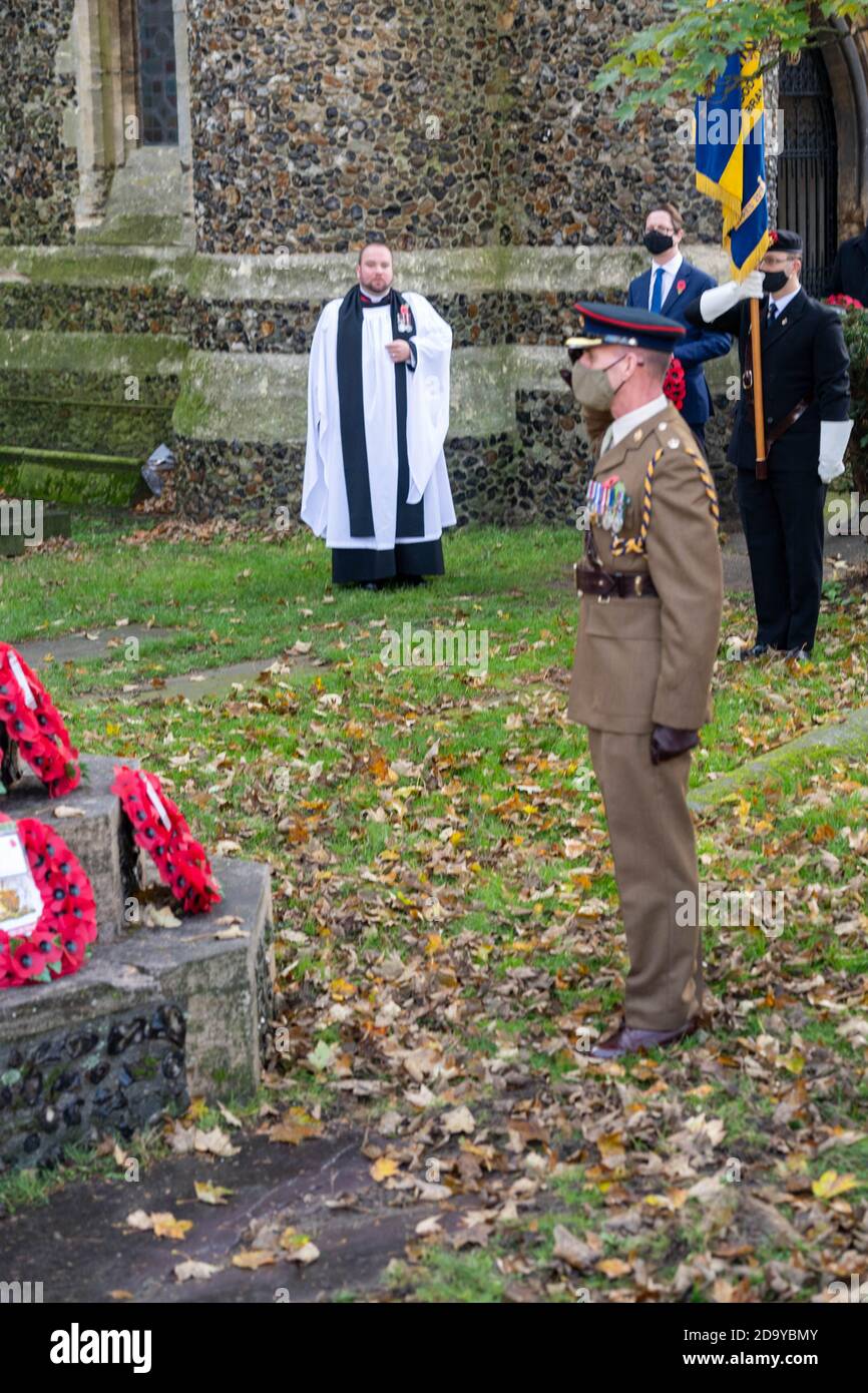 Brentwood Essex 8 novembre 2020 UN événement officiel en plein air de pose de couronnes a eu lieu à l'église St Thomas Brentwood Essex avec des représentants de cvic et militaires, dont Alex Burghart, député, et Cllr Olivia Sanders, maire adjoint de Brentwood crédit: Ian Davidson/Alay Live News Banque D'Images