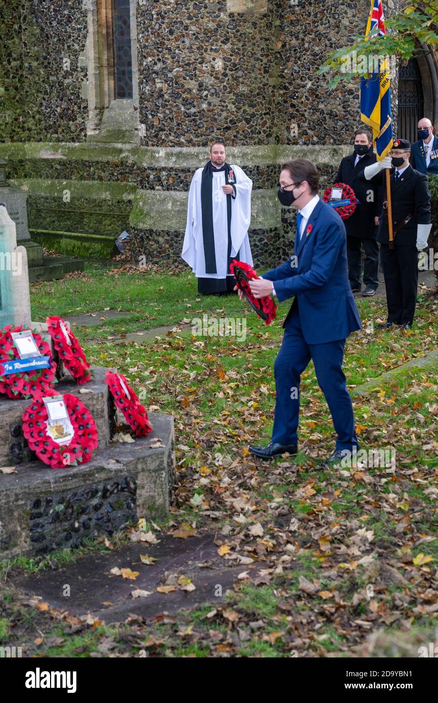 Brentwood Essex 8 novembre 2020 UN événement officiel en plein air de pose de couronnes a eu lieu à l'église St Thomas Brentwood Essex avec des représentants de cvic et militaires, dont Alex Burghart, député, et Cllr Olivia Sanders, maire adjoint de Brentwood crédit: Ian Davidson/Alay Live News Banque D'Images