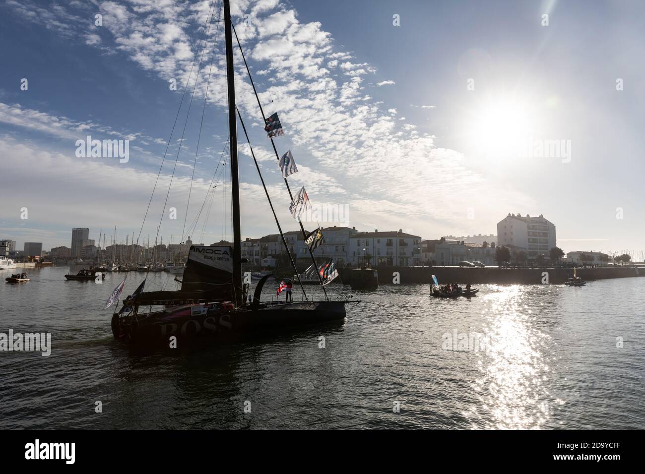 LES SABLES d'OLONNE, FRANCE - 08 NOVEMBRE 2020 : bateau Alex Thomson (Hugo Boss) dans le canal pour le début du Vendee Globe 2020 Banque D'Images