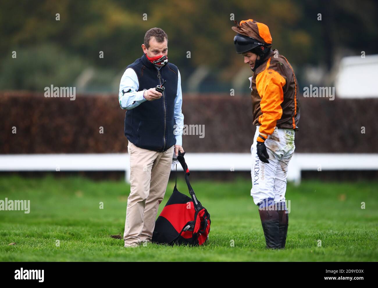 Le médecin en cours vérifie Sam Waley-Cohen après qu'il est tombé d'Igor dans le Guildford novices Limited handicap Chase à l'hippodrome de Sandown Park. Banque D'Images