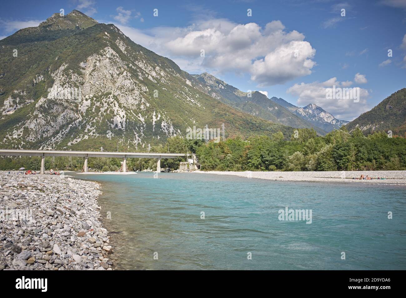 Venzone, Italie, août 2019. Le fleuve Tagliamento traverse la ville avec le pont en arrière-plan. Banque D'Images