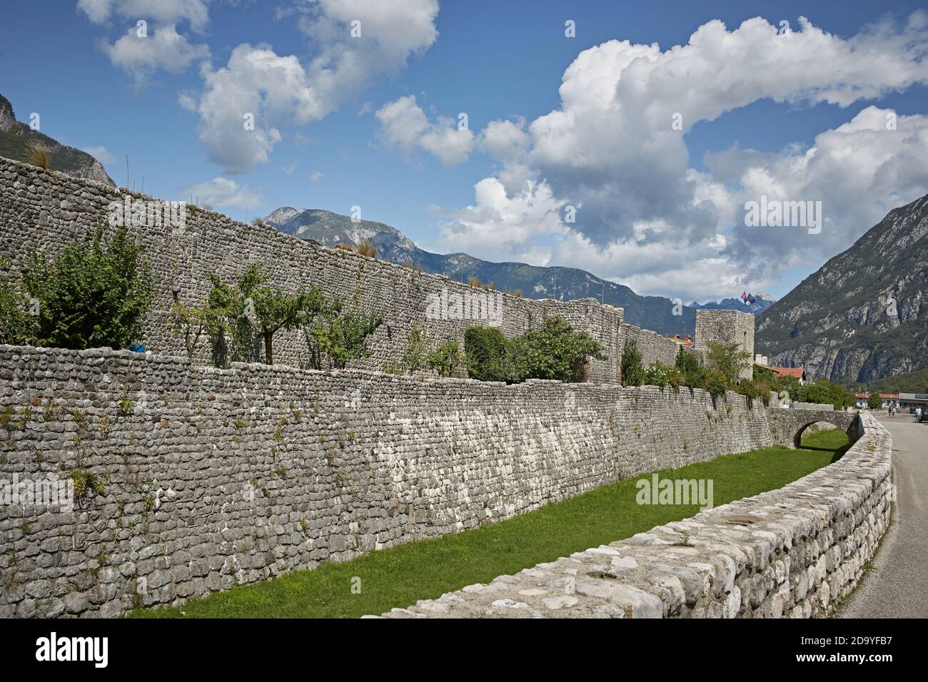 Venzone, Italie, août 2019. Vue sur les murs médiévaux de la ville. Banque D'Images