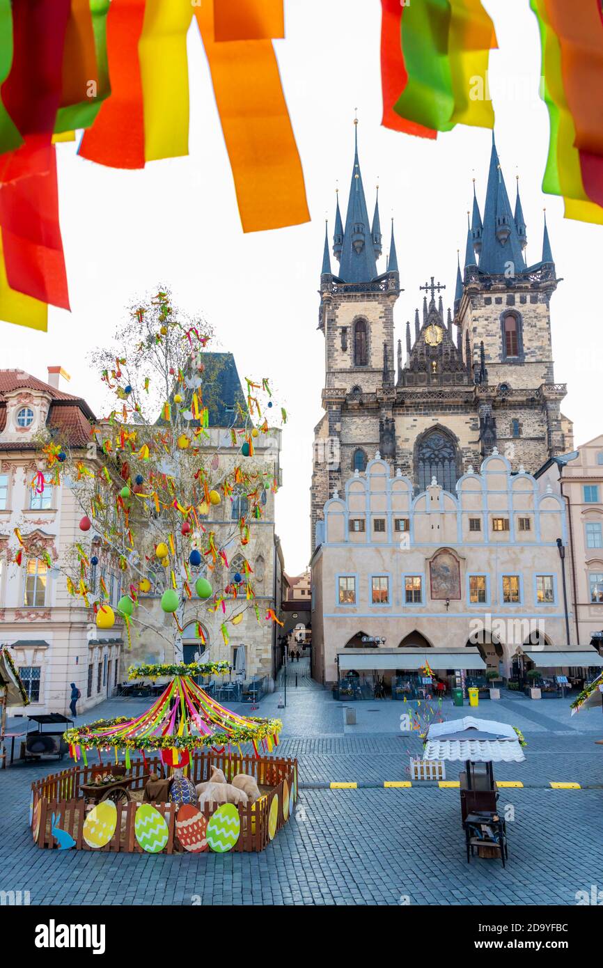 Décoration de Pâques sur la place de la vieille ville, Prague, République Tchèque Banque D'Images