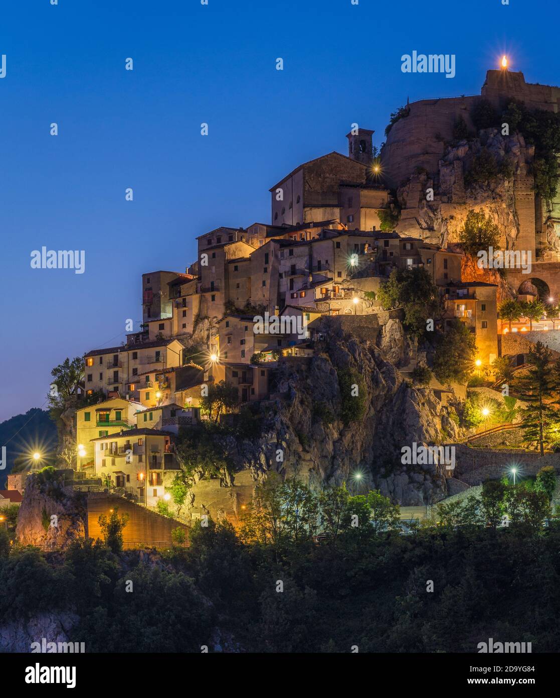 Cervara di Roma illuminé la nuit, beau village dans la province de Rome, Lazio, Italie. Banque D'Images