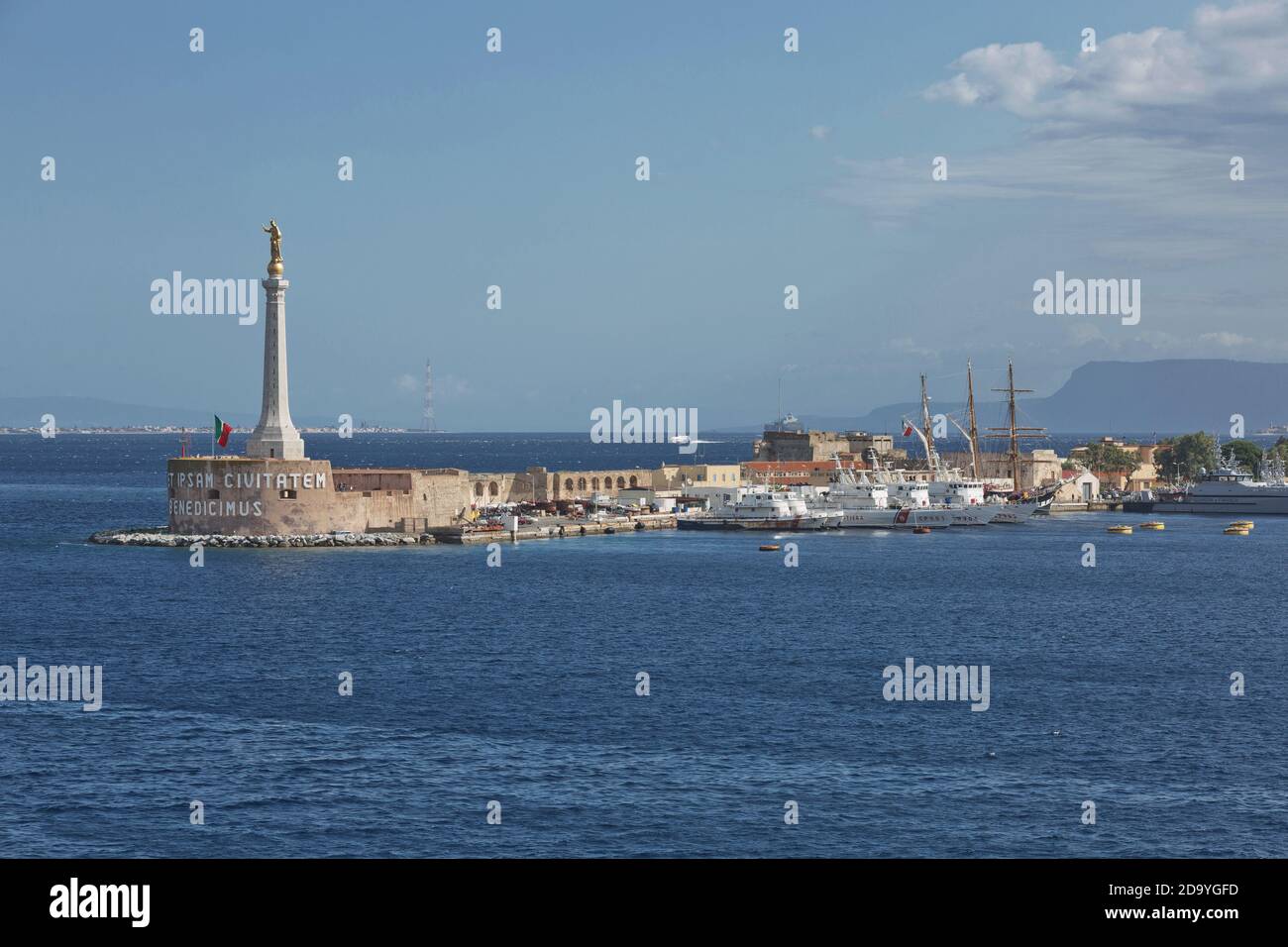 Messina, Sicile, Italie - 7 octobre 2017 : vue sur le port de Messine avec la statue dorée Madonna della Lettera en Sicile, Italie. Banque D'Images
