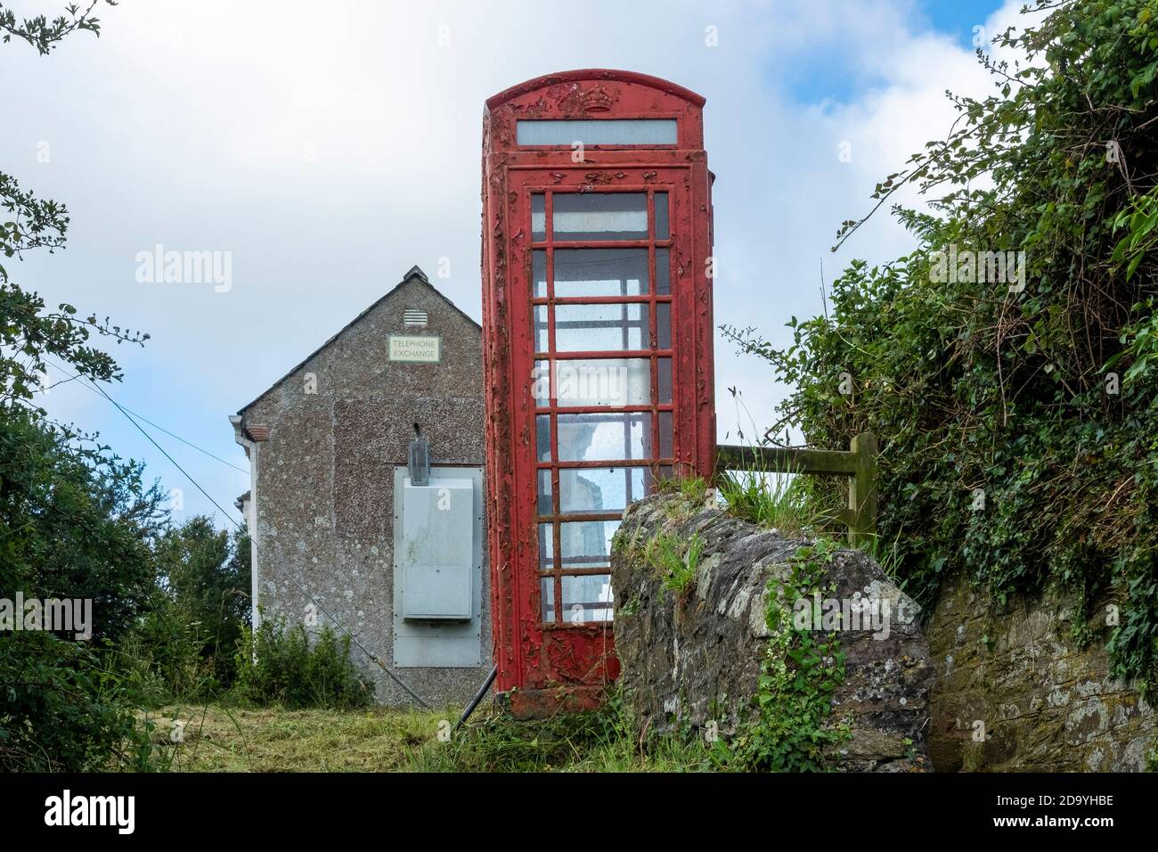 Ancienne boîte téléphonique K6, à côté de l'autocommutateur téléphonique, Chivelstone, Devon Banque D'Images