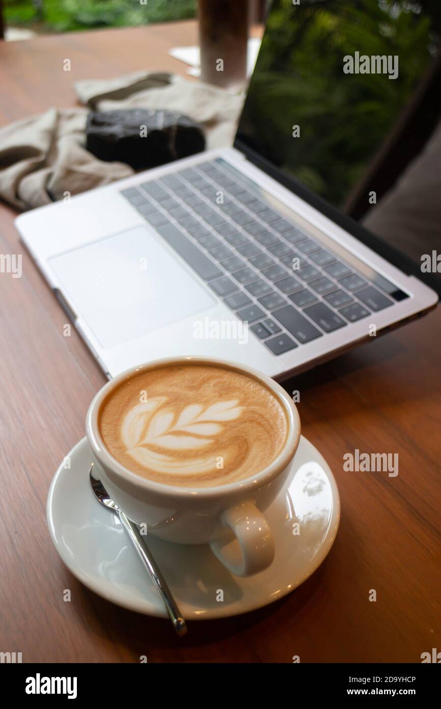 Café chaud et un café glacé sur la table en bois, stock photo Banque D'Images