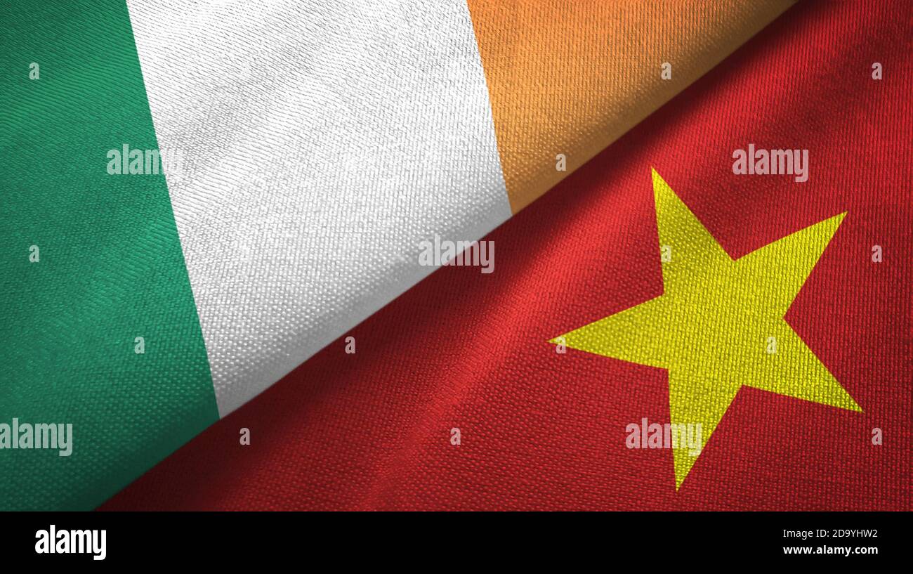 Irlande et Vietnam deux drapeaux tissu textile, texture de tissu Banque D'Images