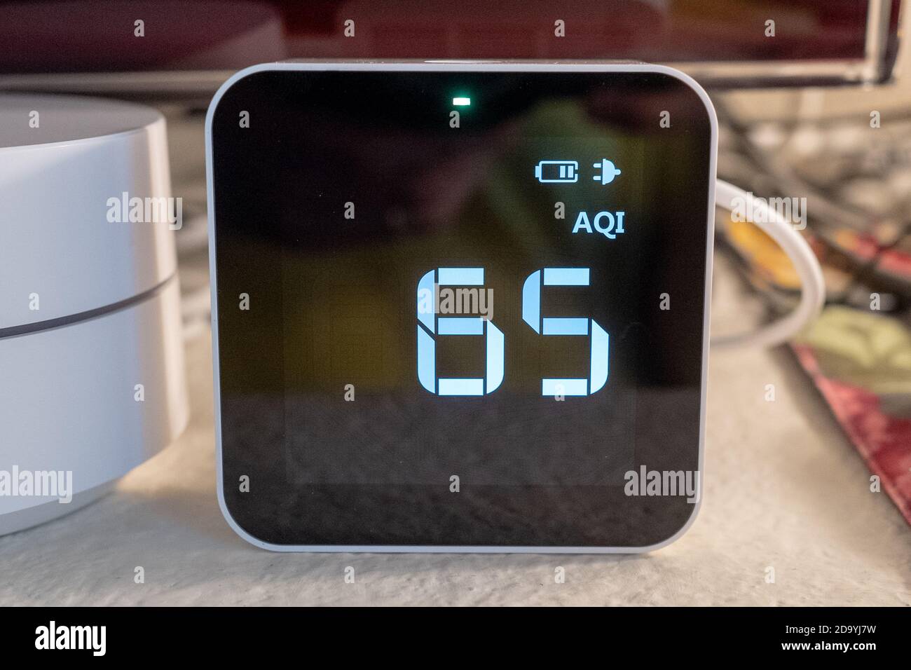 Indicateur de qualité de l'air Temtop P10 sur table à l'intérieur, San Ramon, Californie, 30 septembre 2020. () Banque D'Images