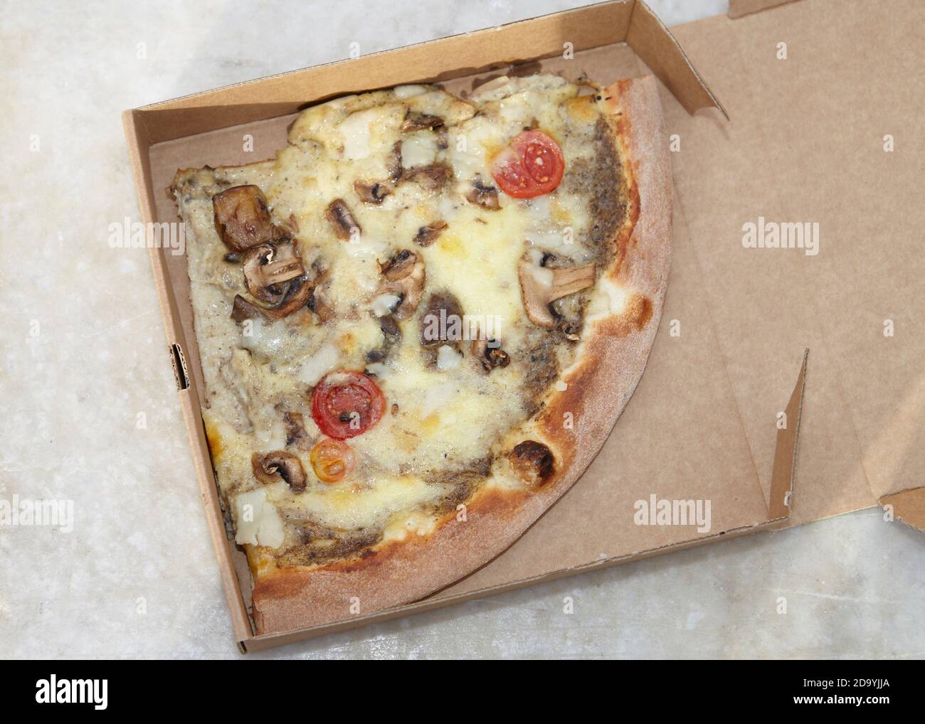 pizza sur un emballage en carton, vue du dessus Banque D'Images