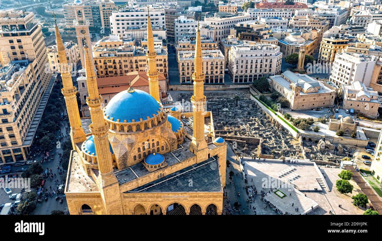 Mosquée Al Amin et église Saint-Georges dans le centre-ville de Beyrouth avec de vieilles ruines en arrière-plan Banque D'Images