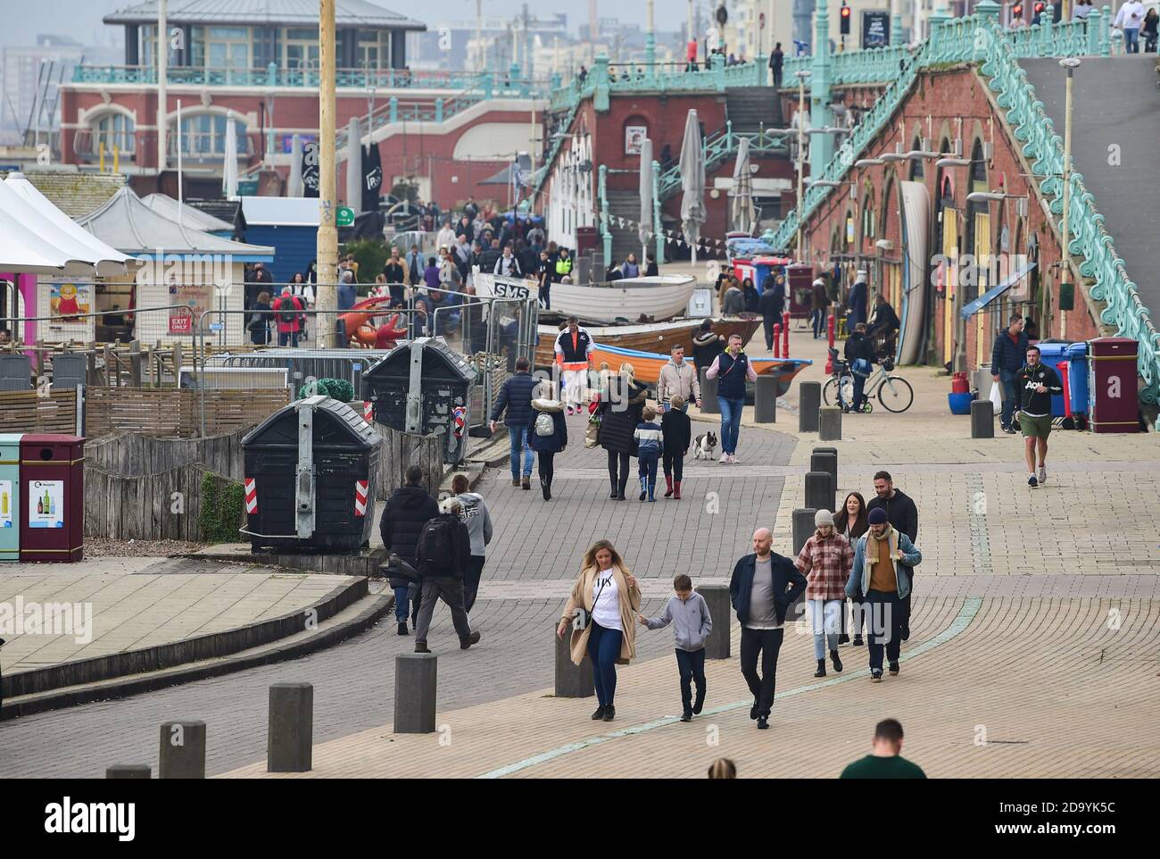 Brighton UK 8 novembre 2020 - les visiteurs peuvent se promener et s'exercer le long du front de mer de Brighton le premier week-end depuis l'introduction des dernières restrictions de verrouillage du coronavirus COVID-19 en Angleterre : Credit Simon Dack / Alay Live News Banque D'Images