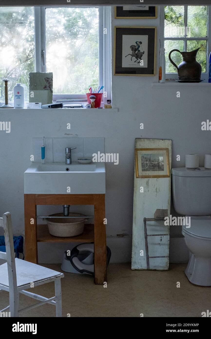 Salle de bains dans la maison, en bas, en besoin de modernisation Banque D'Images