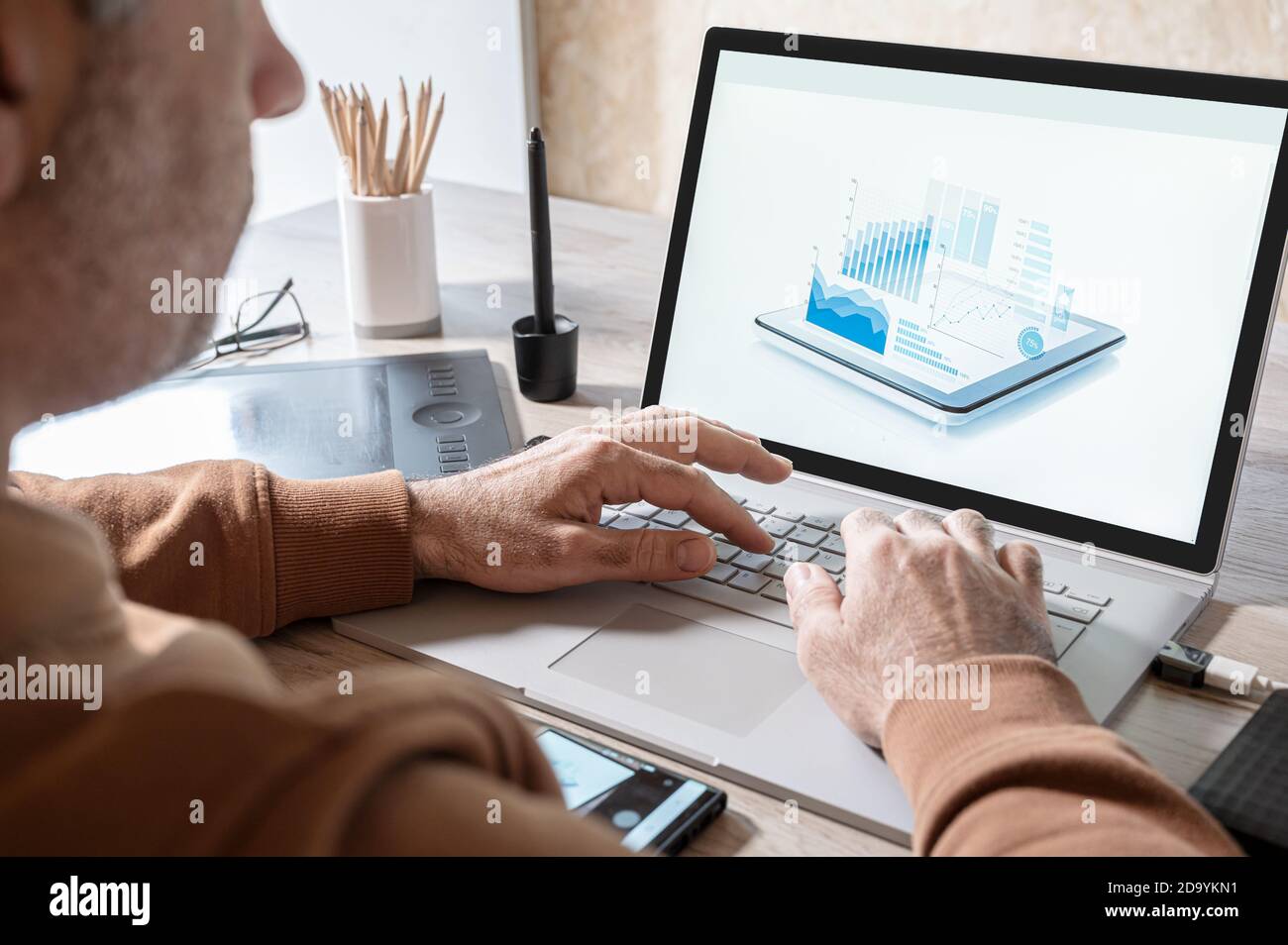 homme d'affaires analysant des statistiques sur l'écran d'ordinateur portable, travaillant avec des graphiques financiers graphiques en ligne, en utilisant des logiciels d'affaires pour l'analyse de données et de projet Banque D'Images