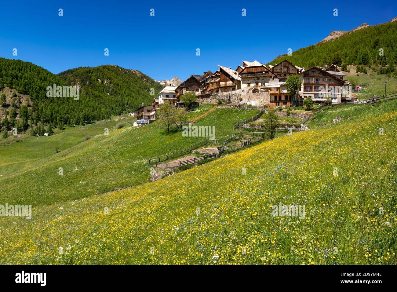 Le village de Souliers en été dans le Parc naturel régional de Queyras. Hautes-Alpes (05), Alpes européennes, France Banque D'Images