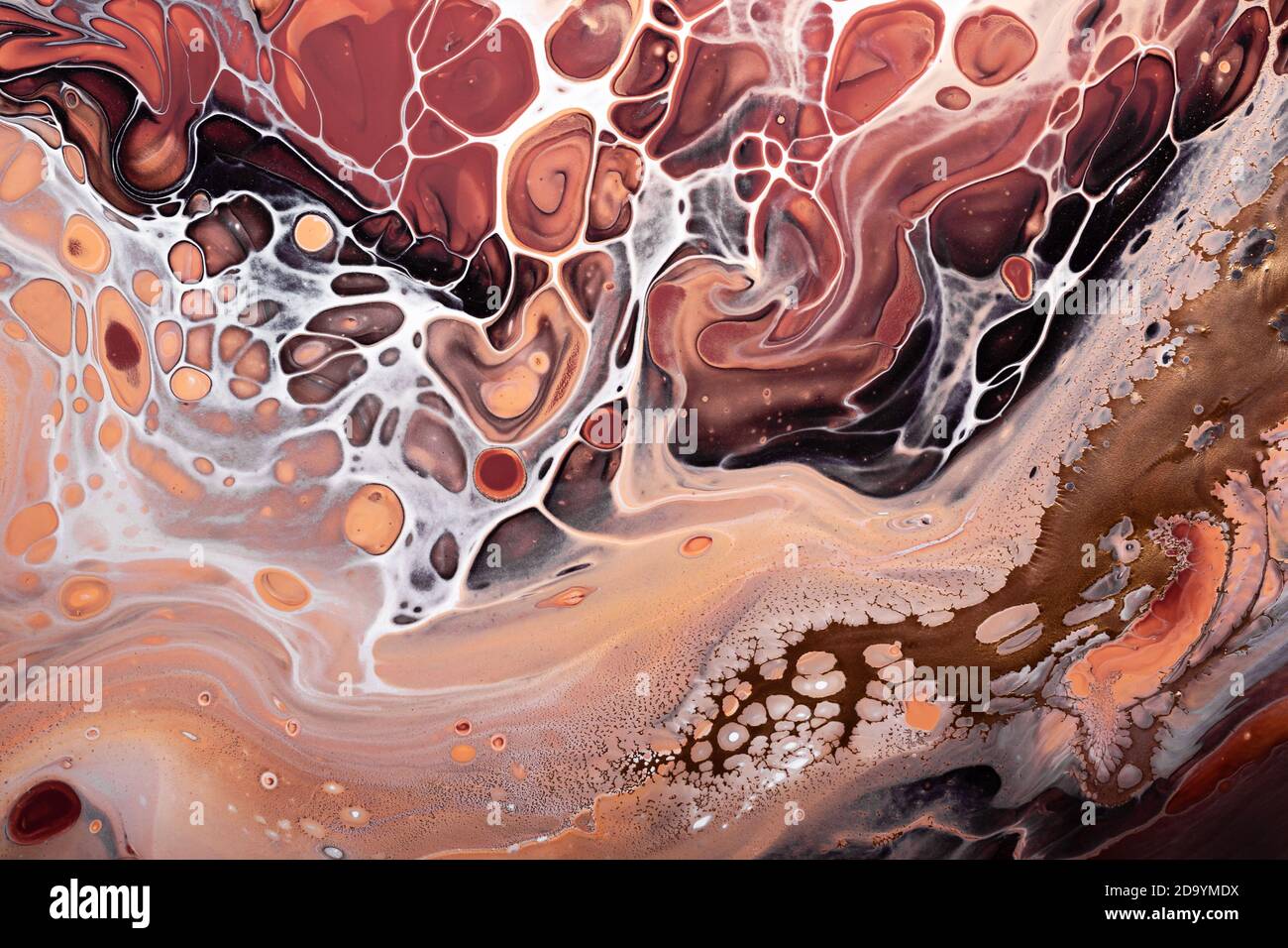 Vagues de sable et bulles brunes avec inclusions de bronze. Arrière-plan ou texture en marbre abstrait. Art fluide acrylique Banque D'Images