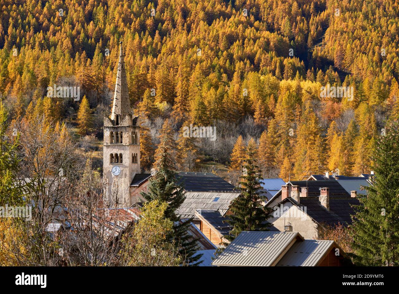 Le village de Nevache avec son église. Automne dans la vallée de Claree. HautesAlpes, Alpes