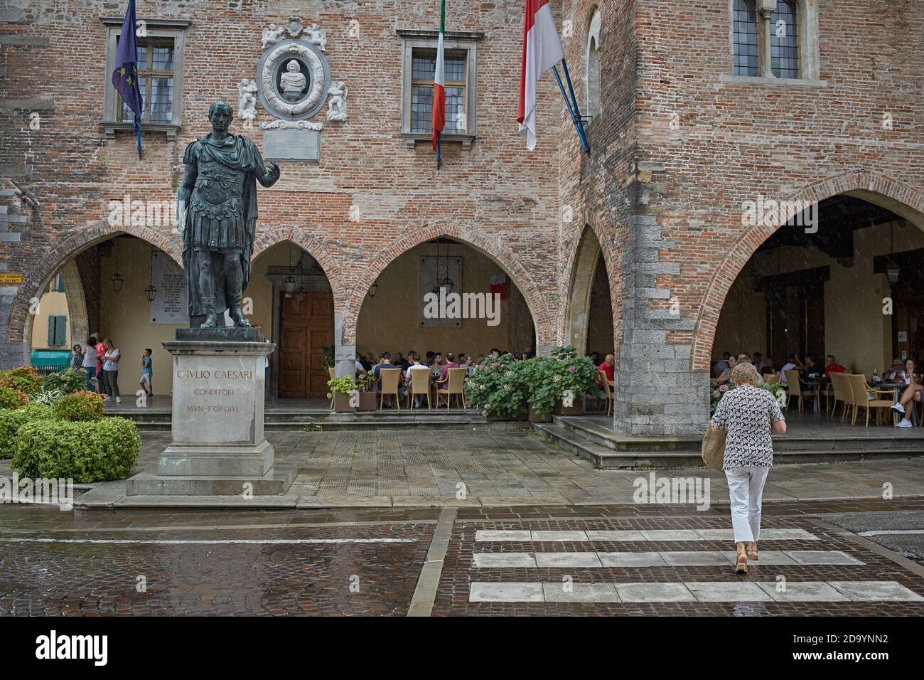 Cividale del Friuli, Italie, août 2019. Statue de Jules César, empereur romain devant la Loggia du Palazzo Comunale, hôtel de ville. Banque D'Images