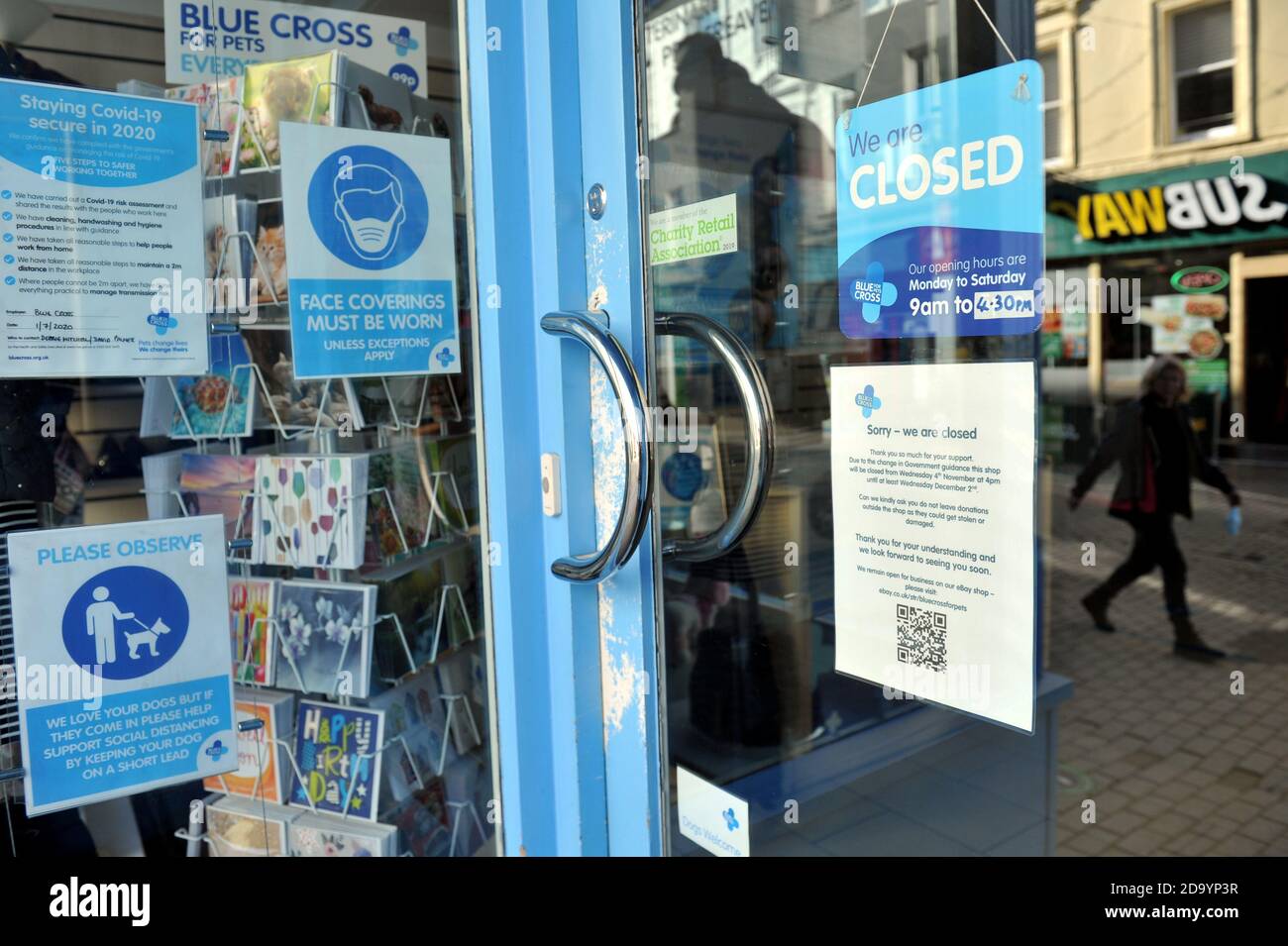 Cheltenham High Street. LockDown Two quitte les rues de Cheltenham, Gloucestershire calme avec des magasins et des restaurants fermés pour les affaires Banque D'Images