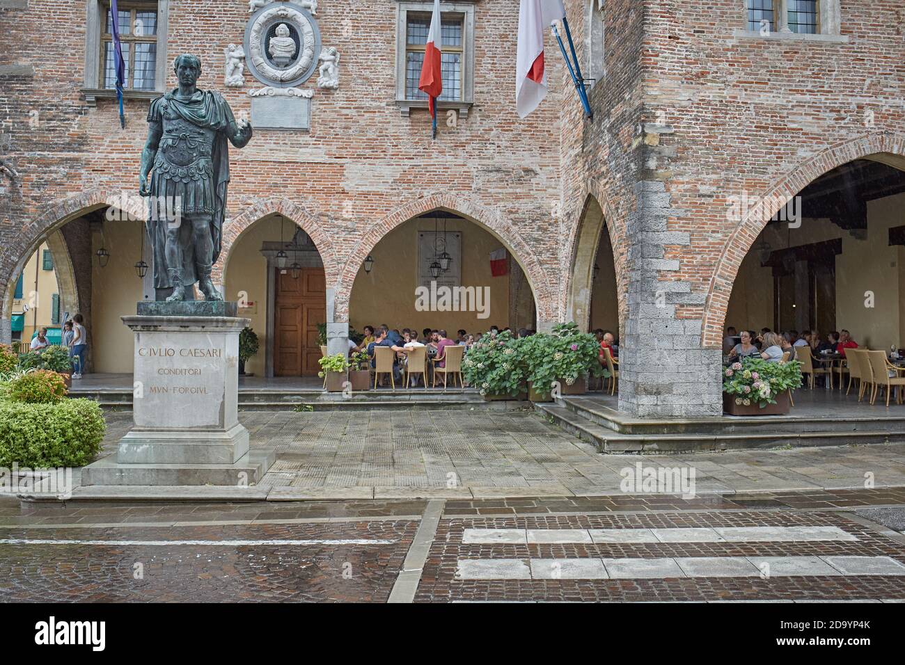 Cividale del Friuli, Italie, août 2019. Statue de Jules César, empereur romain devant la Loggia du Palazzo Comunale, hôtel de ville. Banque D'Images