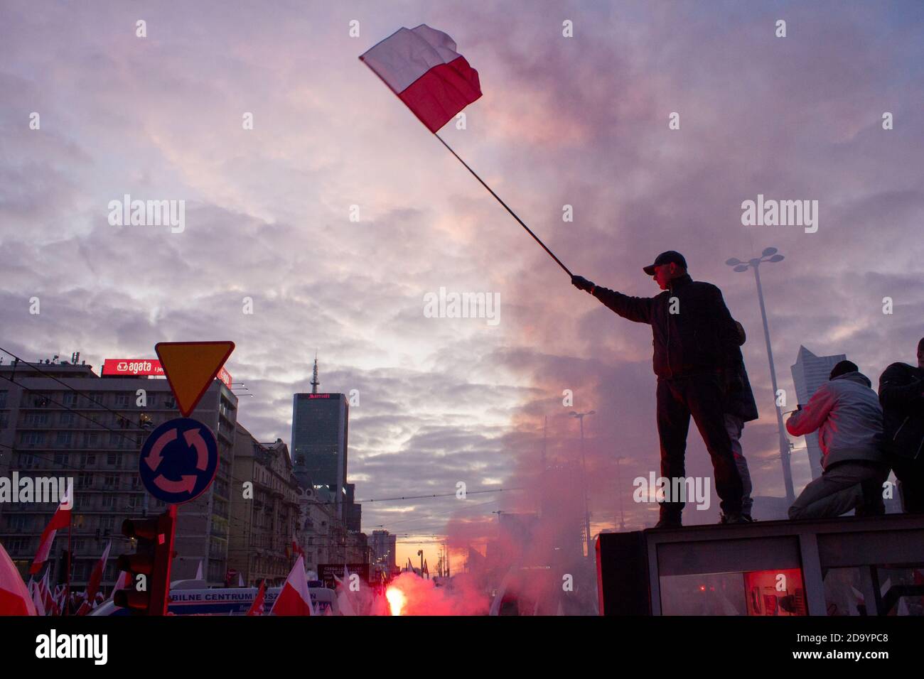 Varsovie, Pologne - 11 novembre 2019 : Journée de l'indépendance de la Pologne, manifestation à Varsovie, personnes marchant avec des drapeaux polonais nationaux Banque D'Images