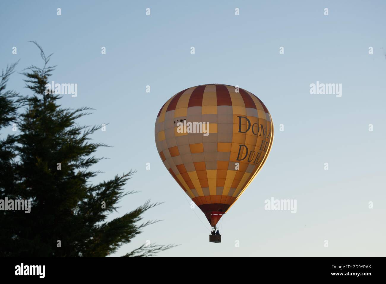 Ballon d'air chaud (Montgolfier) survolant la vallée de Dropt entre Duras et Eymet Banque D'Images