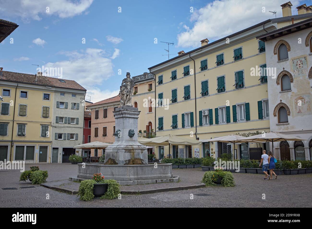 Cividale del Friuli, Italie, août 2019. Piazza Paolo Diacono avec la fontaine dédiée à Diana la déesse du chasseur. Banque D'Images