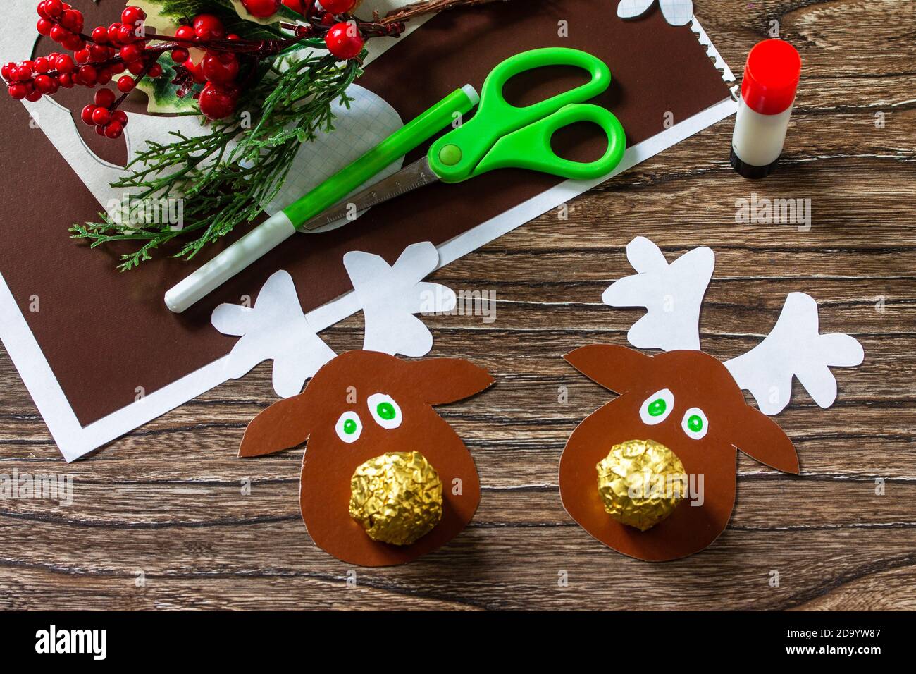 Cadeau amusant avec cerf de Noël en bonbon. Fait à la main. Projet de  créativité pour les enfants, artisanat, artisanat pour les enfants Photo  Stock - Alamy